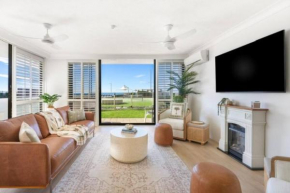 Beach Front Oasis with Private Courtyard, Surfers Paradise